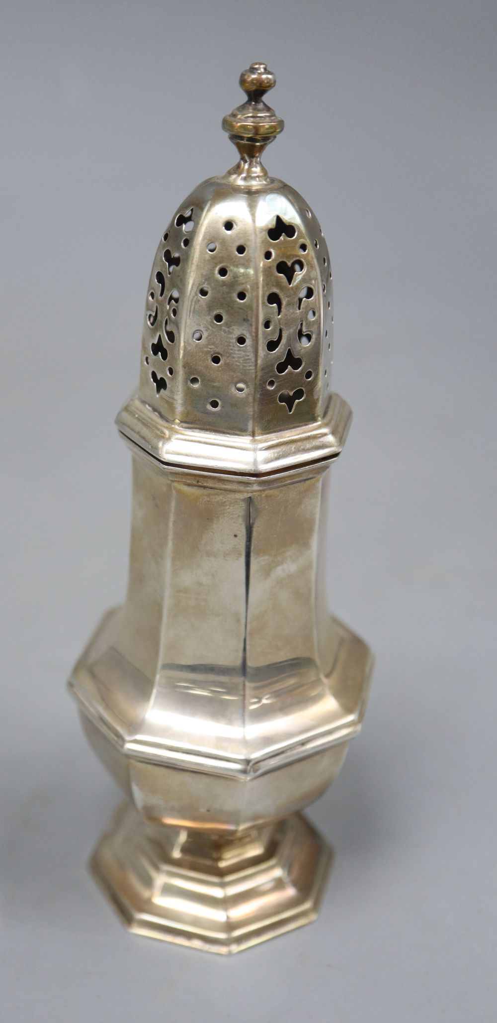 A George V silver octagonal sugar caster, Birmingham, 1913, 16.7cm, 2.5 oz.